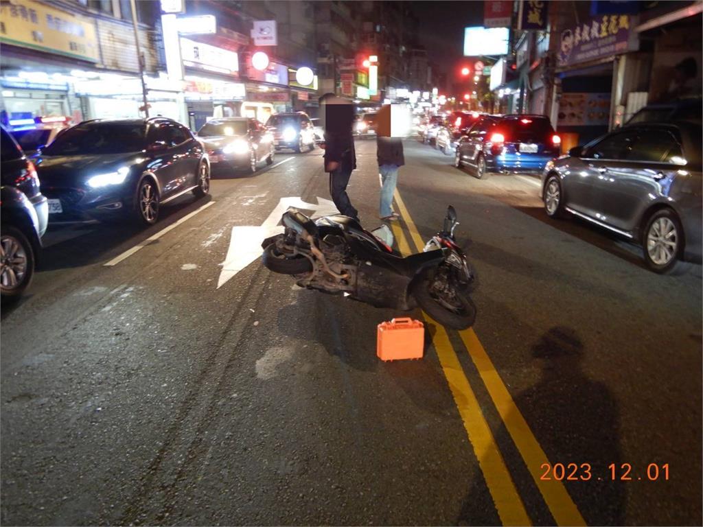 男未走斑馬線穿越馬路　遭機車撞倒地翻滾
