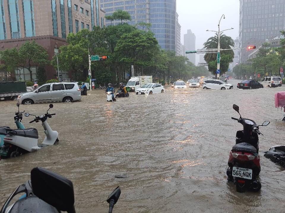大雷雨轟炸北台灣！信義區慘淹成汪洋　汽機車全成「水上交通」