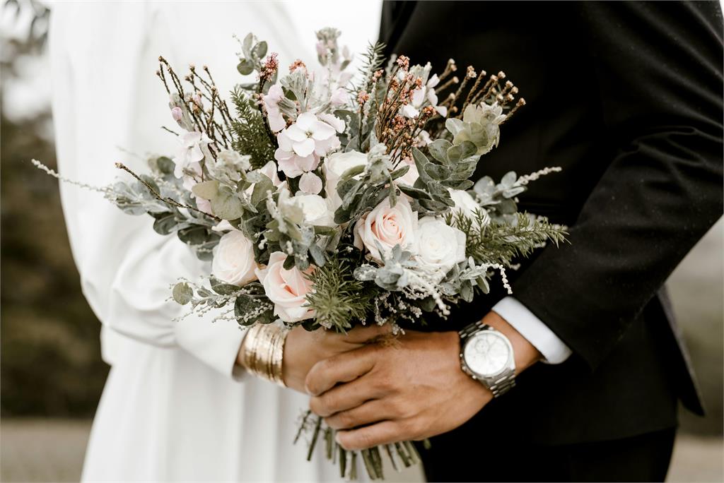 快新聞／整形醫外遇還與小三拍「孕婦婚紗」　妻怒求償300萬判決出爐