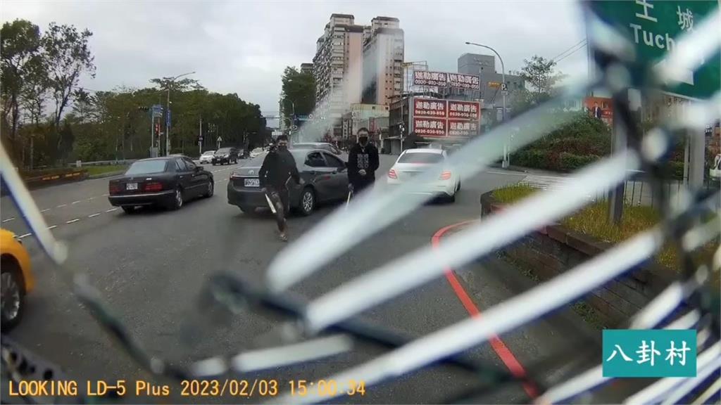 國道插隊超車互不相讓　3惡煞半路攔車狠砸車窗