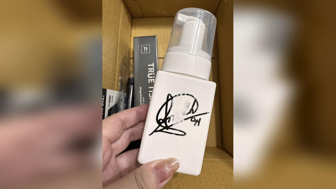 獨／幸運抽中球星親簽產品「簽名整片糊」　粉絲嘆：魔鷹變磨損