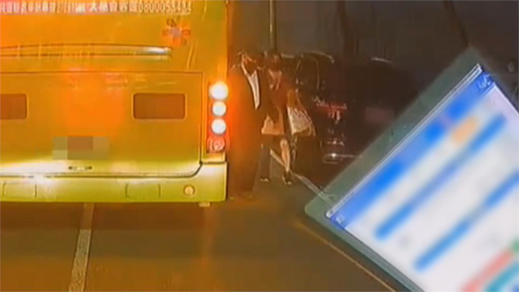 悚！公車門夾塑膠袋　婦慘遭拖行全身傷