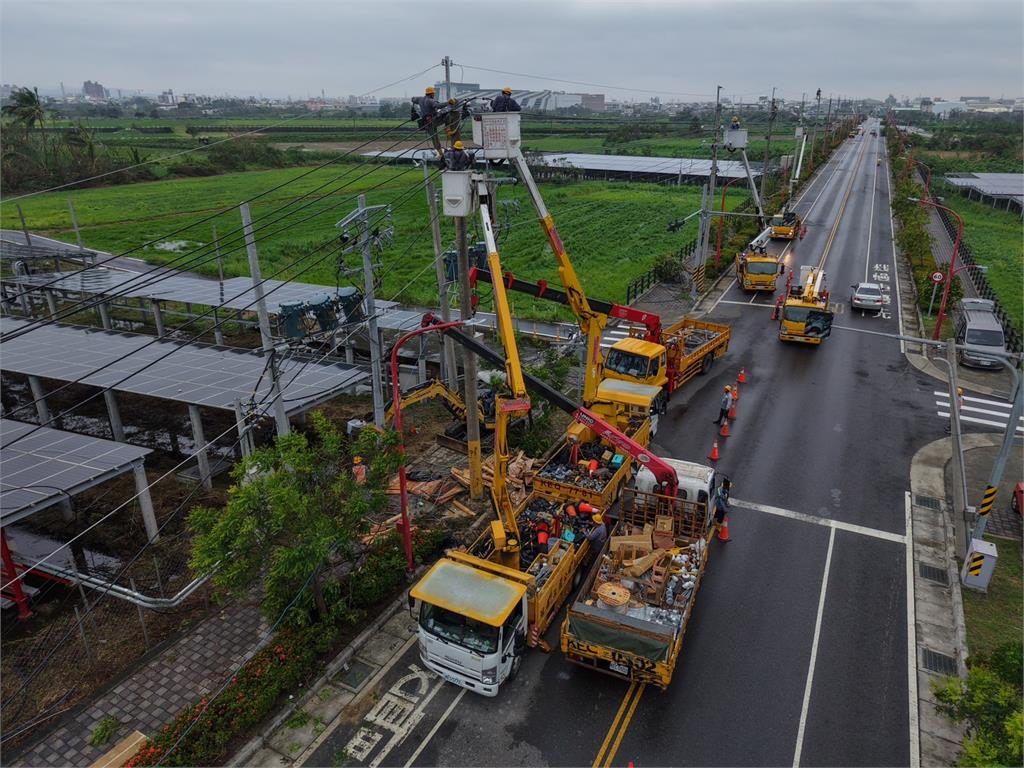 丹娜絲颱風損斷近1400支電桿!逾86萬戶曾停電 台電搶修復電近9成