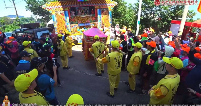 粉紅超跑趕路急靠右停40秒！　信徒見媽祖「1嗜好」喊：太可愛