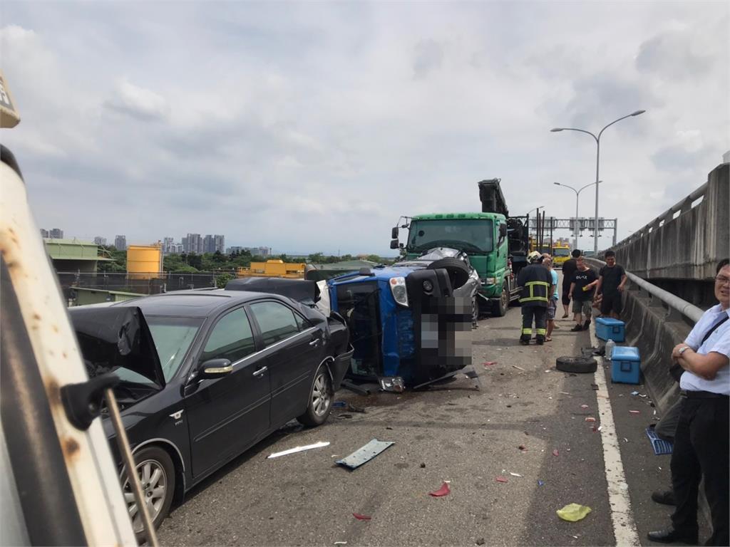 快新聞／國道1接台64匝道8台車連環追撞 1台貨車翻覆2人受輕傷急救