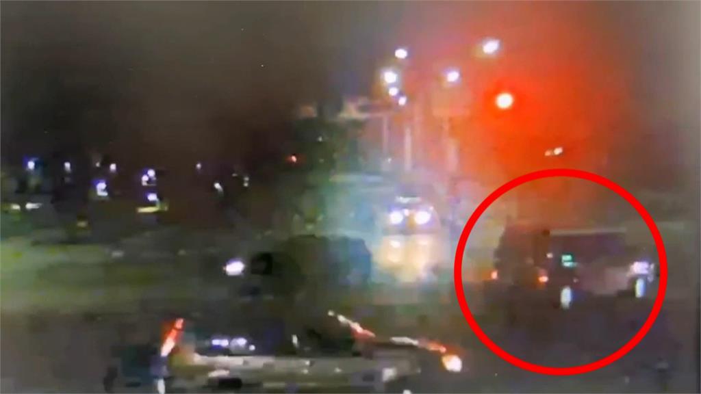路口車禍機車騎士人不見了？　竟飛進轎車內受困