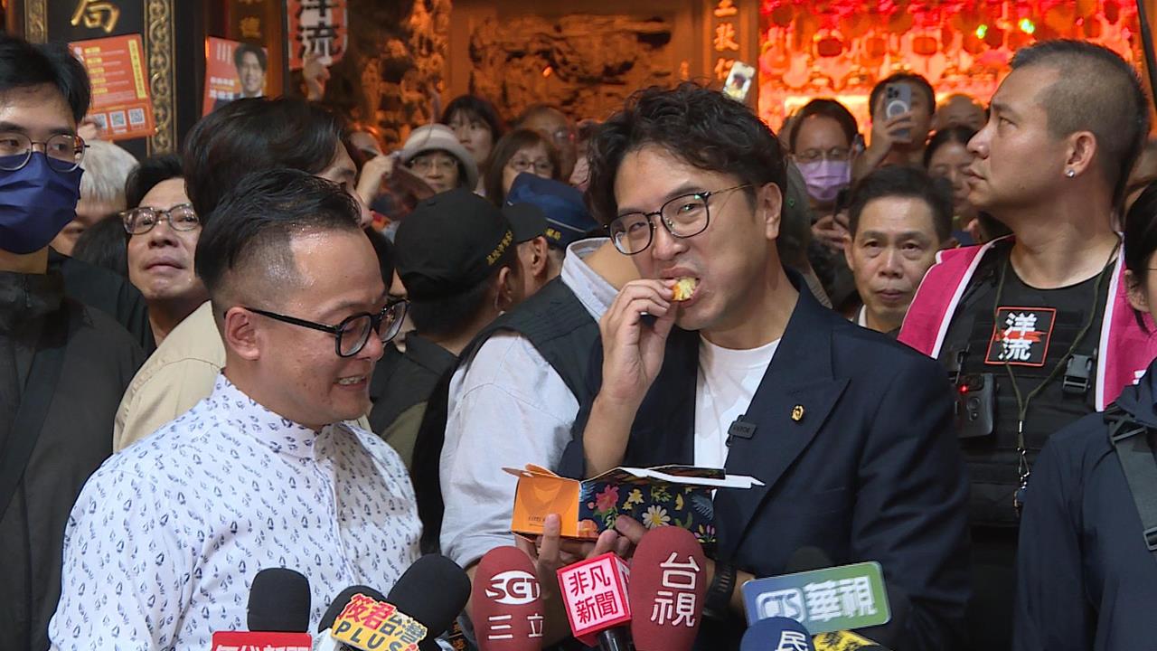 洋流號衝基隆！與沈伯洋合體車掃　童子瑋：40年未看過這麼多人上街