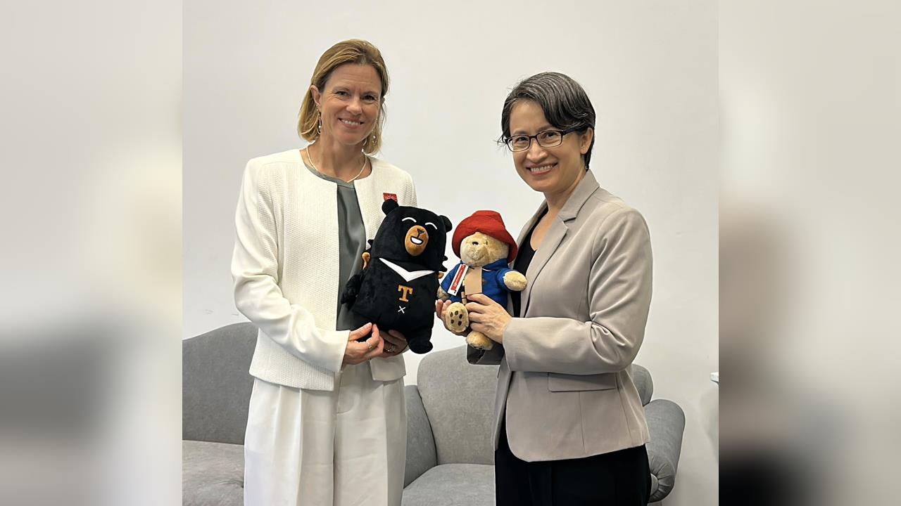 快新聞／分頭拚外交！蕭美琴秀「雙熊」展台英情誼：不放棄與世界交朋友