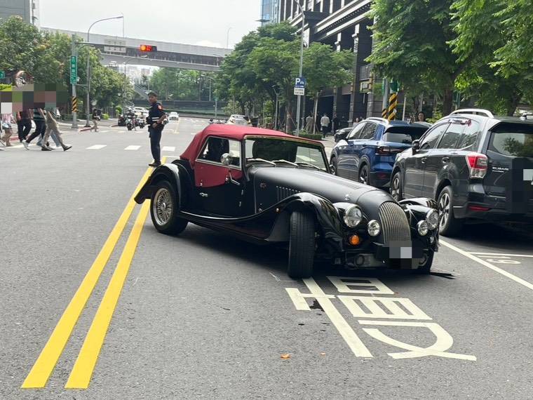 Morgan　Motor英倫仿古車　保養途中失控打滑連撞2車