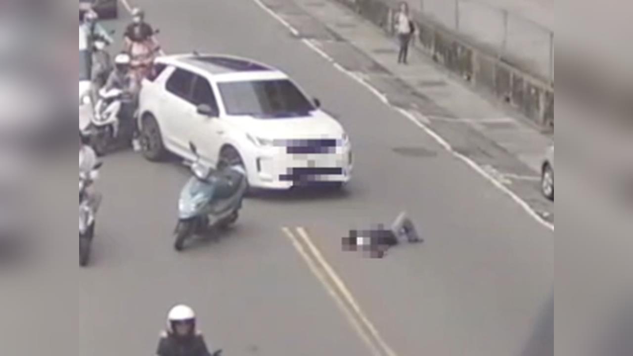 騎士疑紅闖燈不滿被按喇叭! 追一公里攔車理論「躺地抗議」