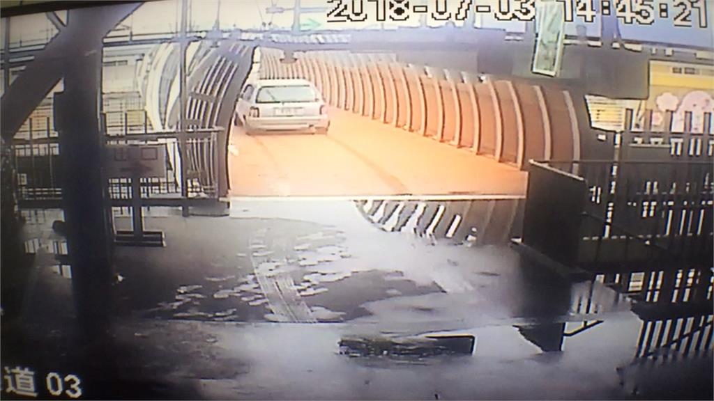 驚！誤以為車道出口 車開上天橋下不來