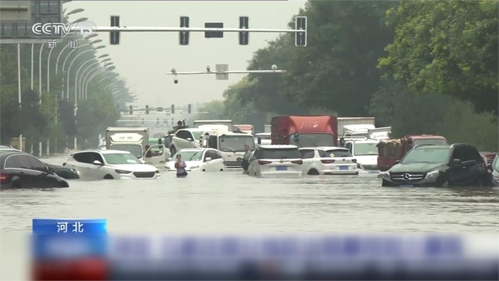 陝西炸雨山洪暴發！　百輛汽車遭沖走「堆成山」驚悚畫面曝