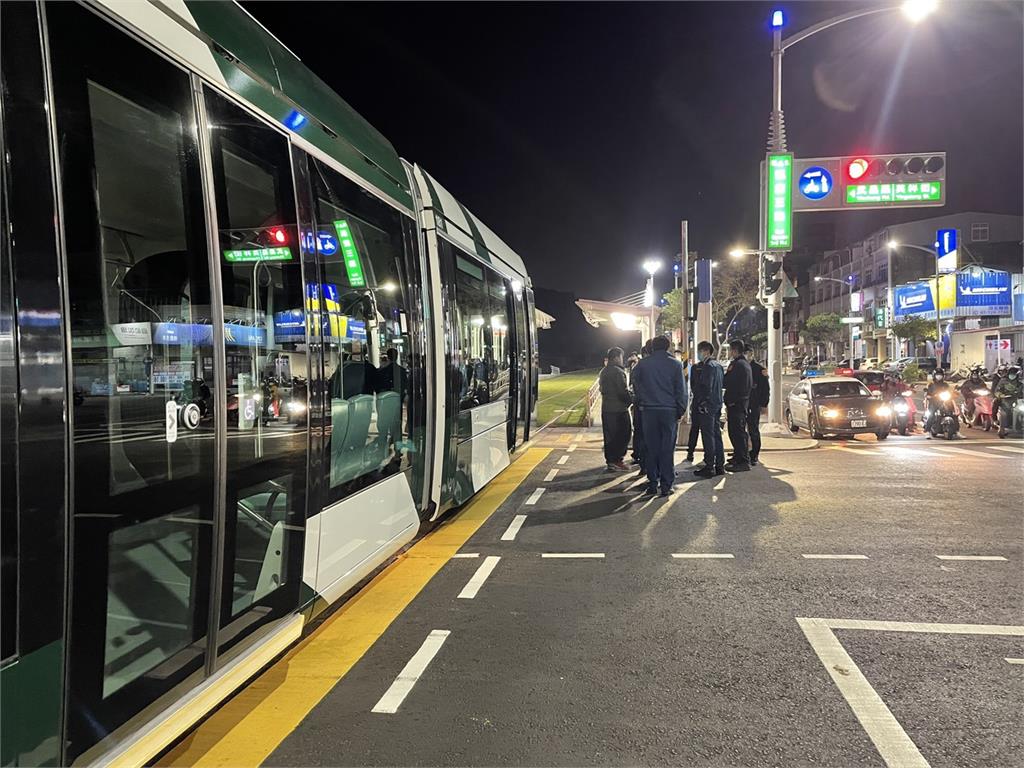 前一天才歡慶通車... 高雄輕軌凱旋武昌站 機車闖紅燈撞輕軌