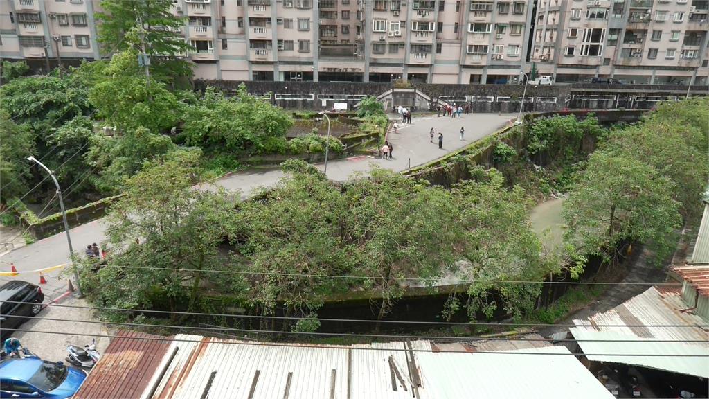 驚！汐止伯爵街路面嚴重傾斜龜裂　高低差已達65公分