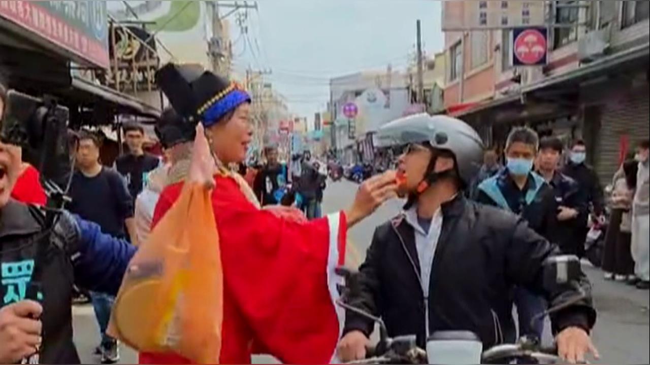 黃國昌彰化掃街又遭嗆超速仔！志工竟拿糖「塞嘴」惹怒民眾