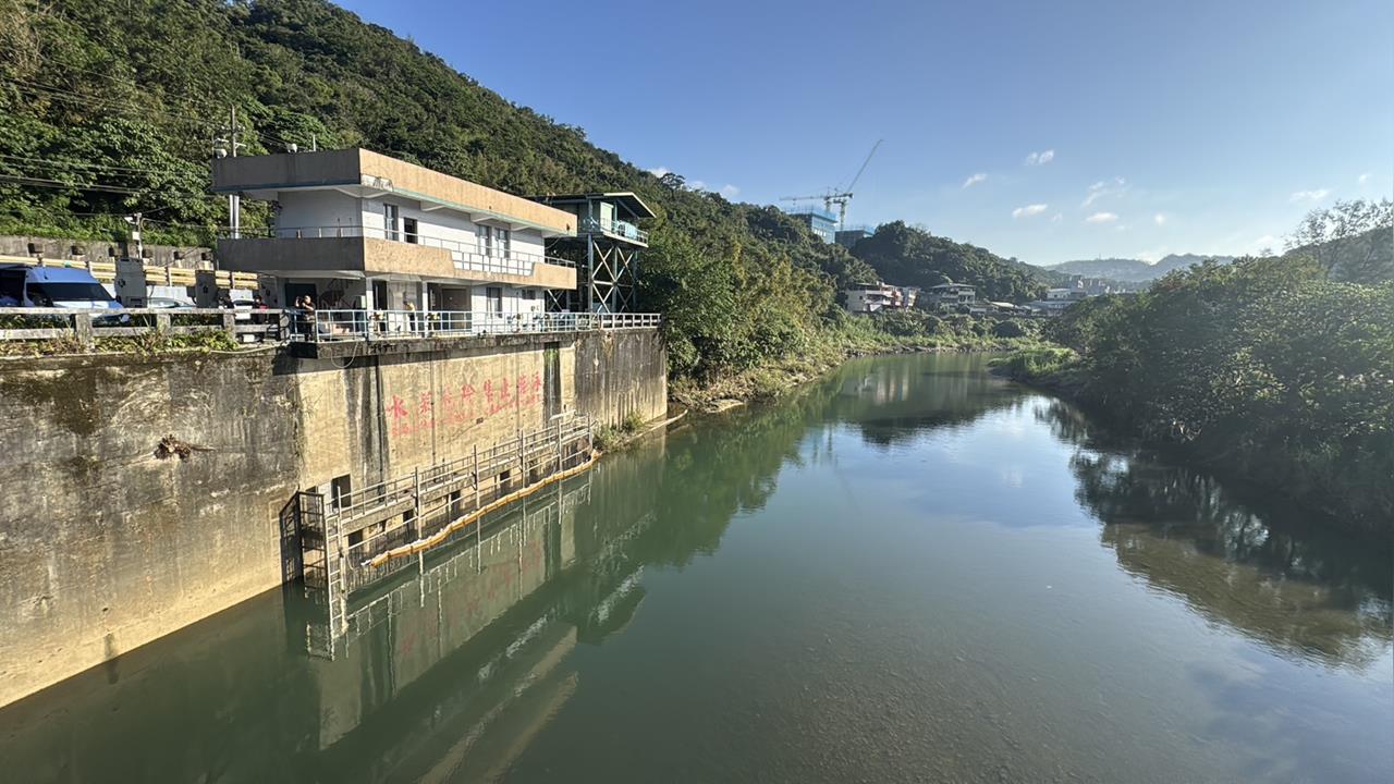基隆河水油污染影響2週 八堵抽水站恢復白天抽水
