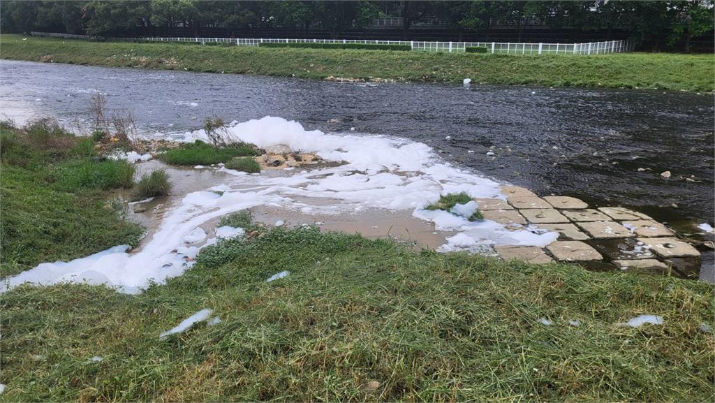 桃園南崁溪慘變「泡泡河」！環保局揪「2廢水」汙染…恐挨罰300萬