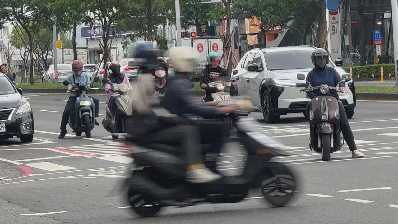 便宜行事! 機車2大人3小孩5貼上路 違規違法又危險