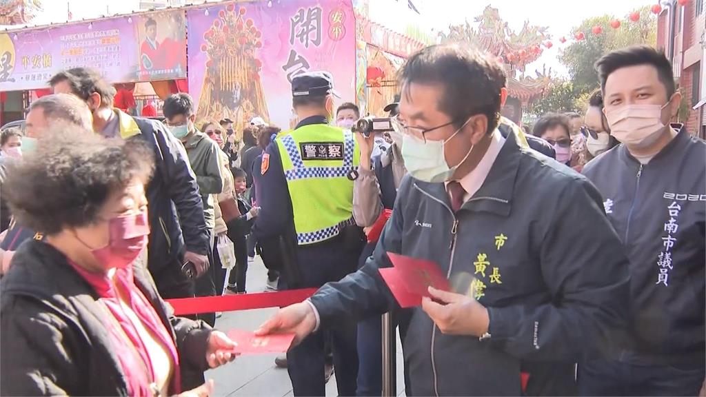 黃偉哲天后宮走春　民眾排長龍領紅包