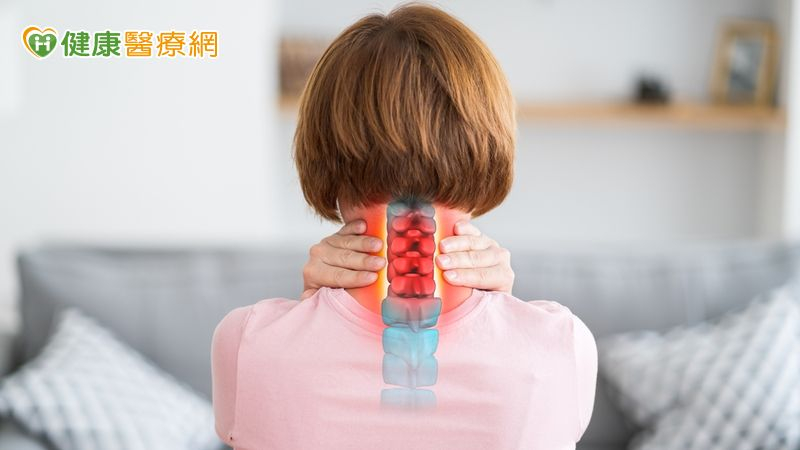 60歲以上近9成頸椎退化！醫提醒「這些症狀」別輕忽　嚴重恐癱瘓