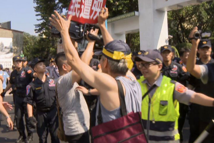 反年改團體掌握總統行程 舉粗鄙標語抗議