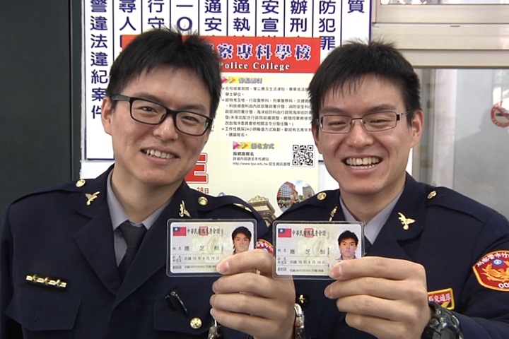 雙胞胎齊心當警察 同事分不清靠眼鏡辨人