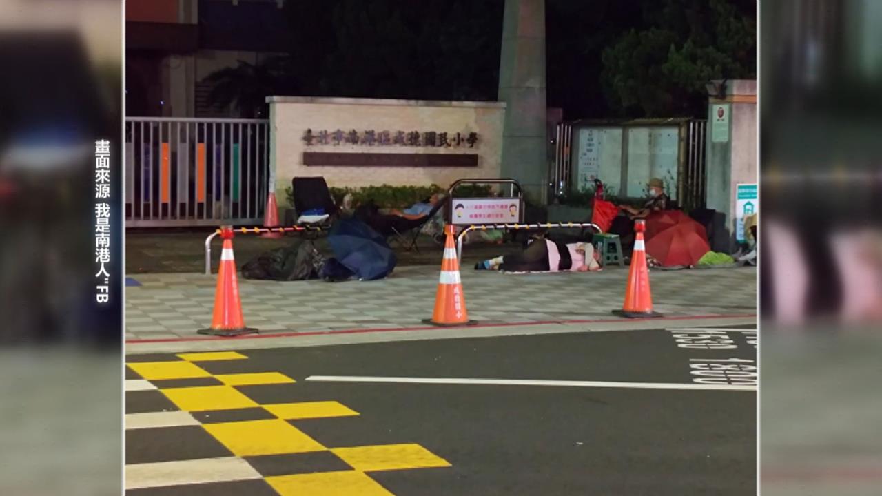 北市國小大門外大量夜排人潮　附近居民滿頭問號：在排什麼？