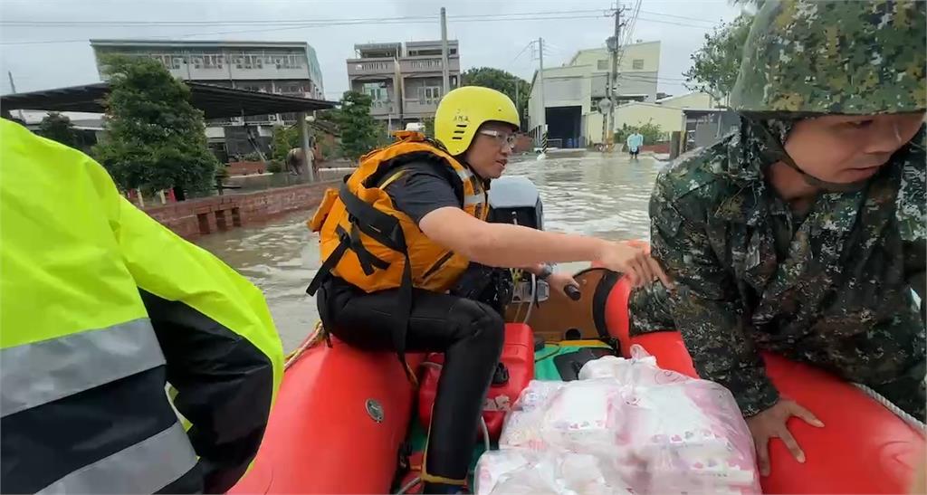 雲林西鎮村淹水成孤島　警消出動橡皮艇　載送500份便當