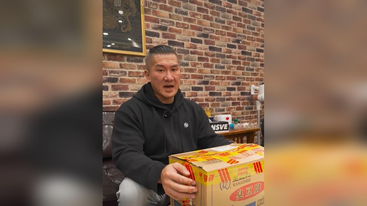 快新聞／露餡？館長表示「大家都是中國人」　邀請黃國昌一起加入直播