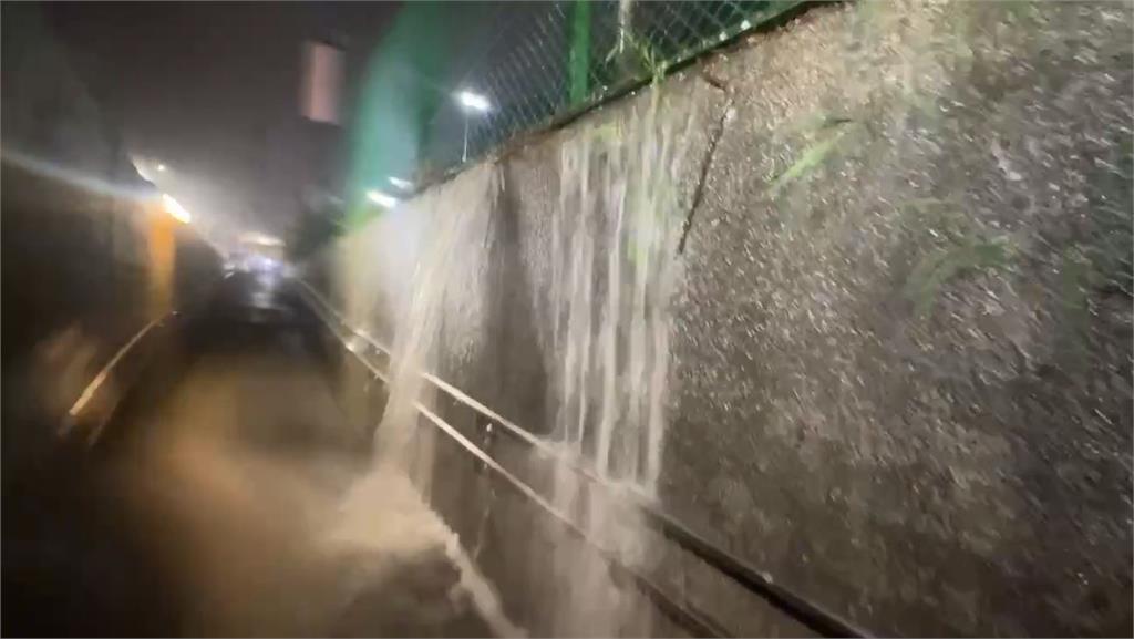 基隆北海岸大雨狂炸 市民抱怨:又淹水了