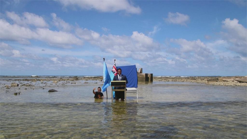 再不行動國家就被淹沒！吐瓦魯外長"站在海中"開講　強調海平面上升威脅