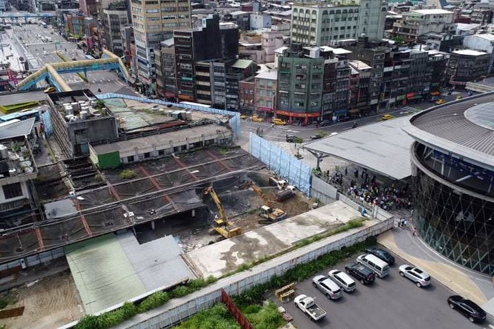 50年基隆舊國光客運站開拆 預計38天完成