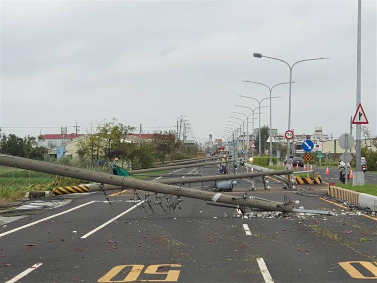 丹娜絲襲台!2454支電桿倒成骨牌陣創史上最嚴重 台電傾全國搶修人力拚嘉南復電