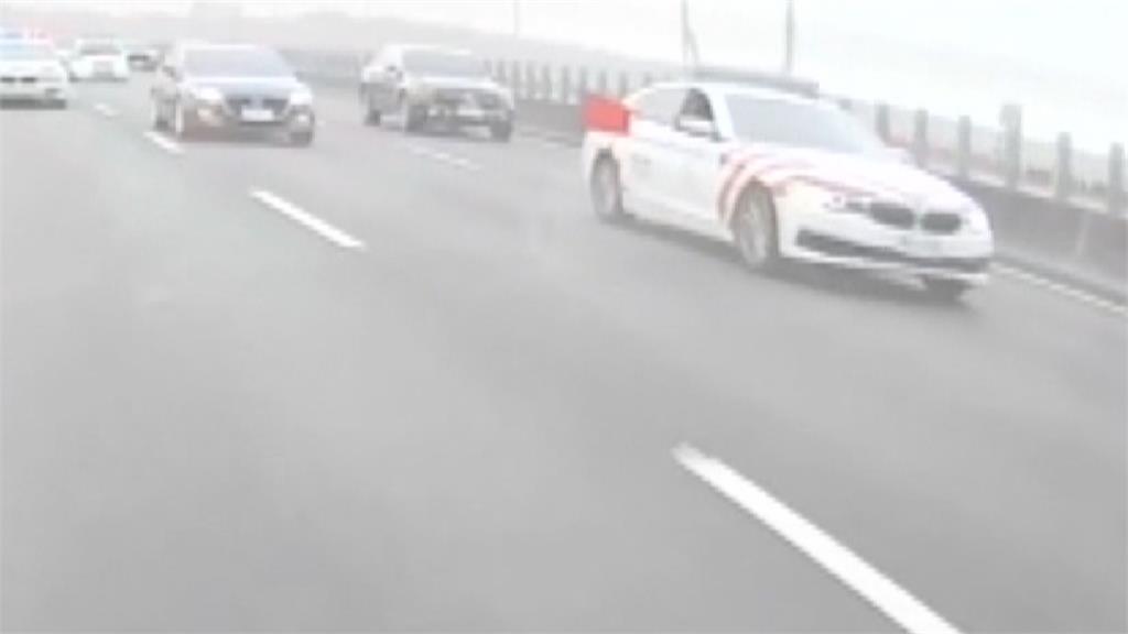國道「紅斑馬」突衝出管制　後車嚇出一身冷汗差點撞上