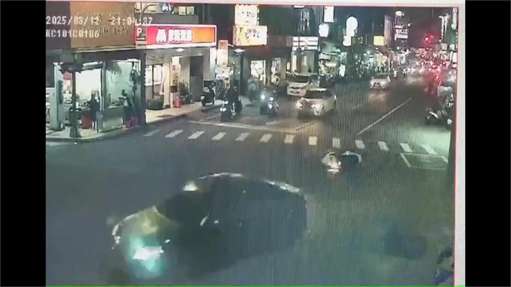 高雄街頭警匪追逐傳槍響 掛失竊車牌拒檢還撞警車