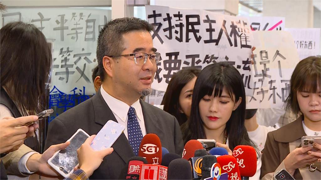 快新聞／馬辦邀中生訪台遭舉牌抗議　醫師：誰是下一個代理人