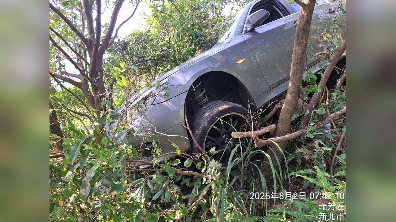 快新聞／瑞芳驚悚畫面曝光！車頭插樹林、墜邊坡　22歲男疑毒駕「下場出爐」