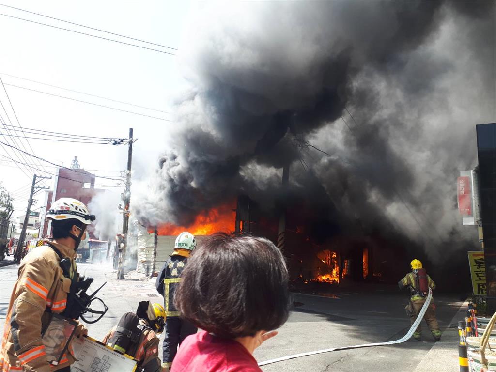 快新聞／台南連棟鐵皮建物猛烈燃燒「400平方公尺」 消防人員搶救防火勢再擴大