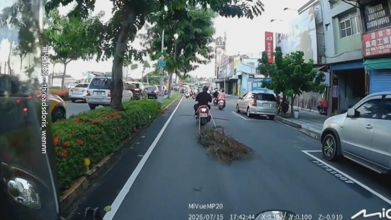 一路噴火花！　高雄騎士拖大綑鐵條如「移動凶器」