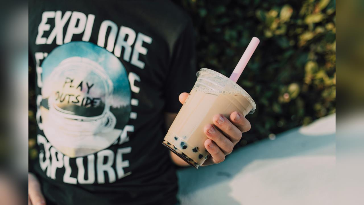 台北手搖店食安翻車？他喝珍奶大力吸出「1整隻蟑螂」超噁畫面曝光