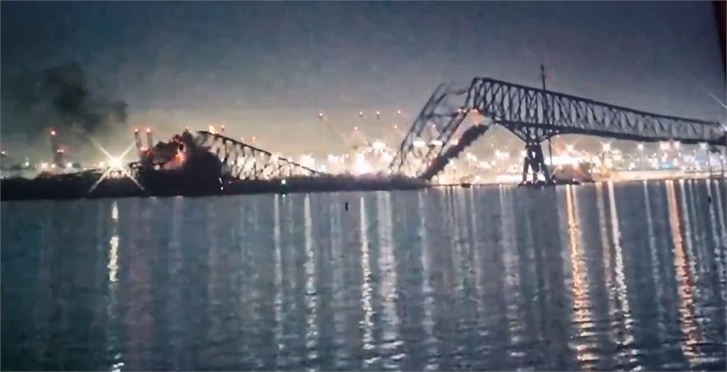 快新聞／美國巴爾的摩大橋遭貨輪撞上！　「斷成數截」崩塌落水畫面曝光