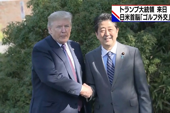 展開「高爾夫外交」  川普與安倍打小白球