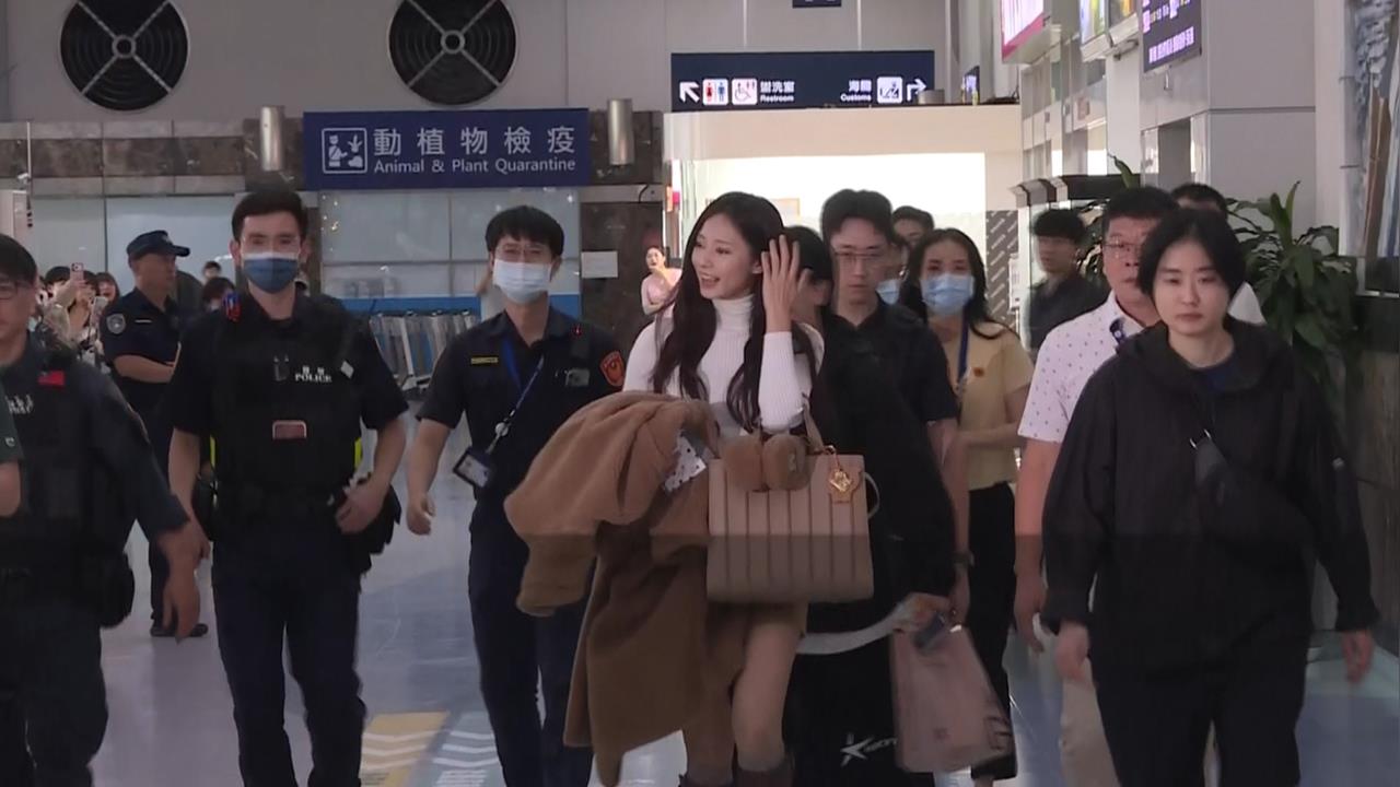 TWICE抵台粉絲搶接機! 周子瑜現身機場一度大暴動
