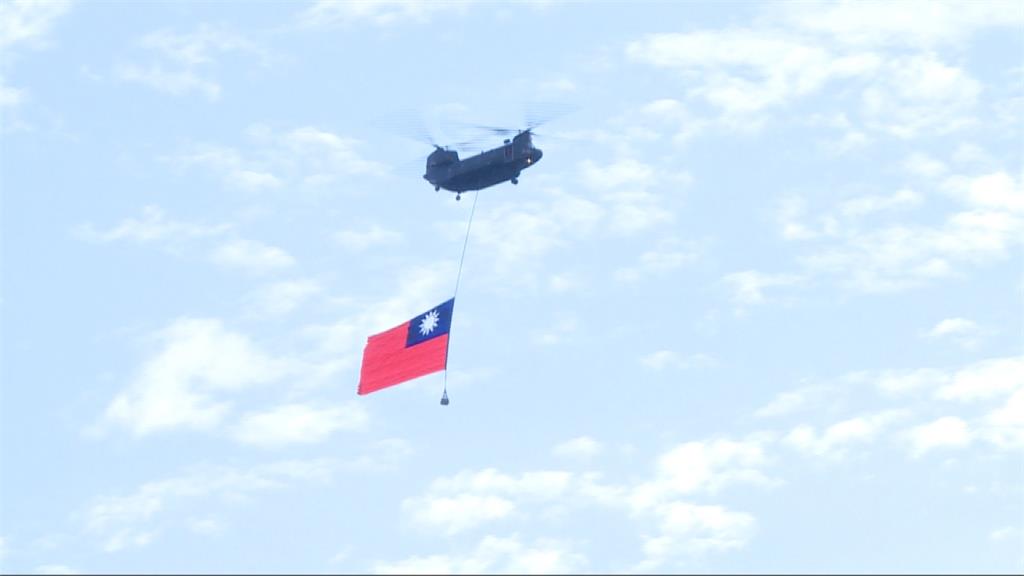雙十國慶首場預演 CH-47懸掛巨幅國旗登場