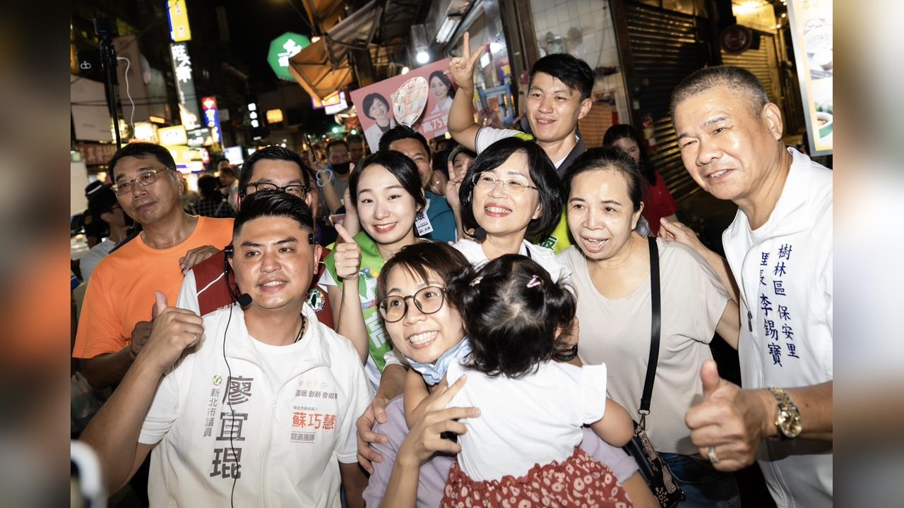 快新聞／藍營1大縣市出現敗象！綠營女戰將掃夜市　驚見貪吃蛇人潮等握手