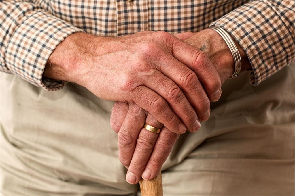 怕碰瓷！87歲翁摔倒「沒人敢扶」　家屬怒告10路人求償638萬
