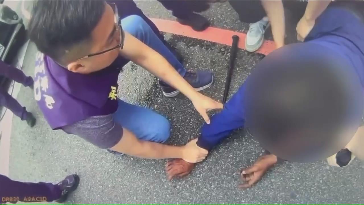 悚!苗栗男子街頭亮刀追人引恐慌 遭警壓制逮捕