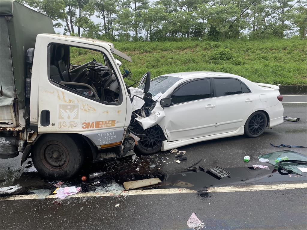 疑下雨打滑逆向撞大貨車　11歲男童命危搶救中