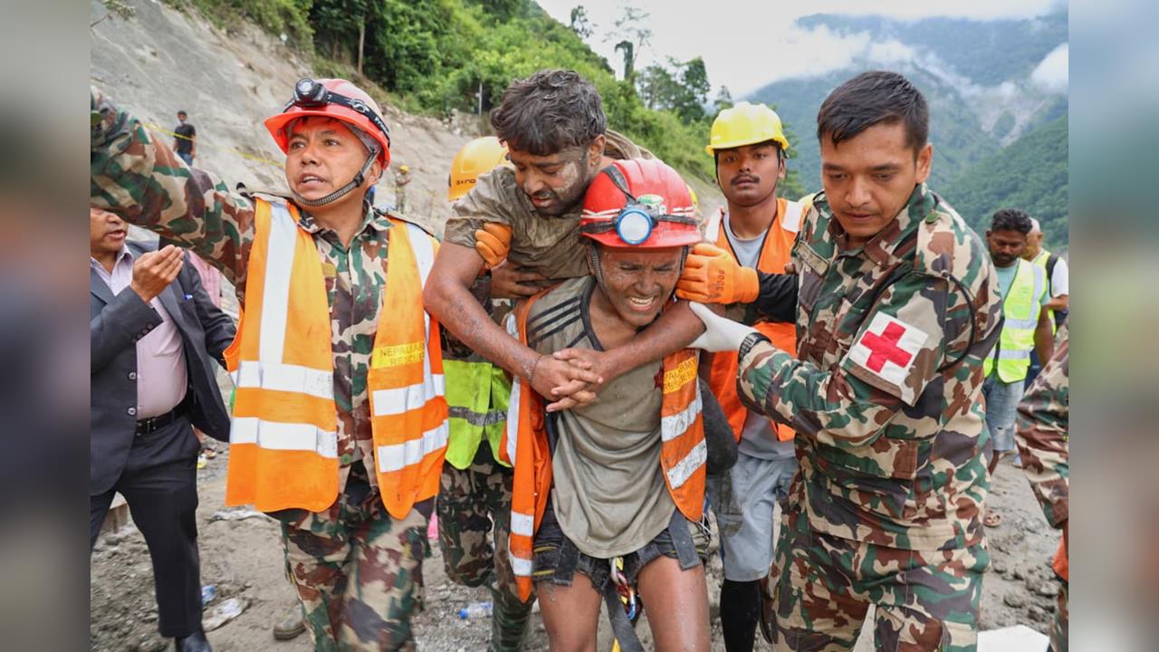 受困9天！尼泊爾2隧道工人重見天日　死亡數破1300人　逾5600人失蹤