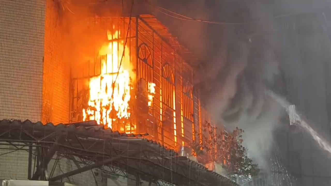 快新聞／萬華公寓暗夜惡火！屋主緊急逃生　駭人畫面曝光了